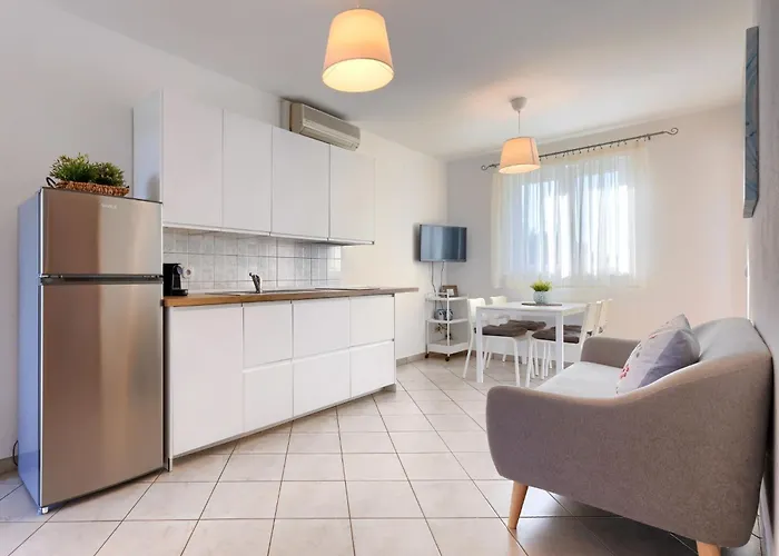 Fiore-2 By Interhome Gedići